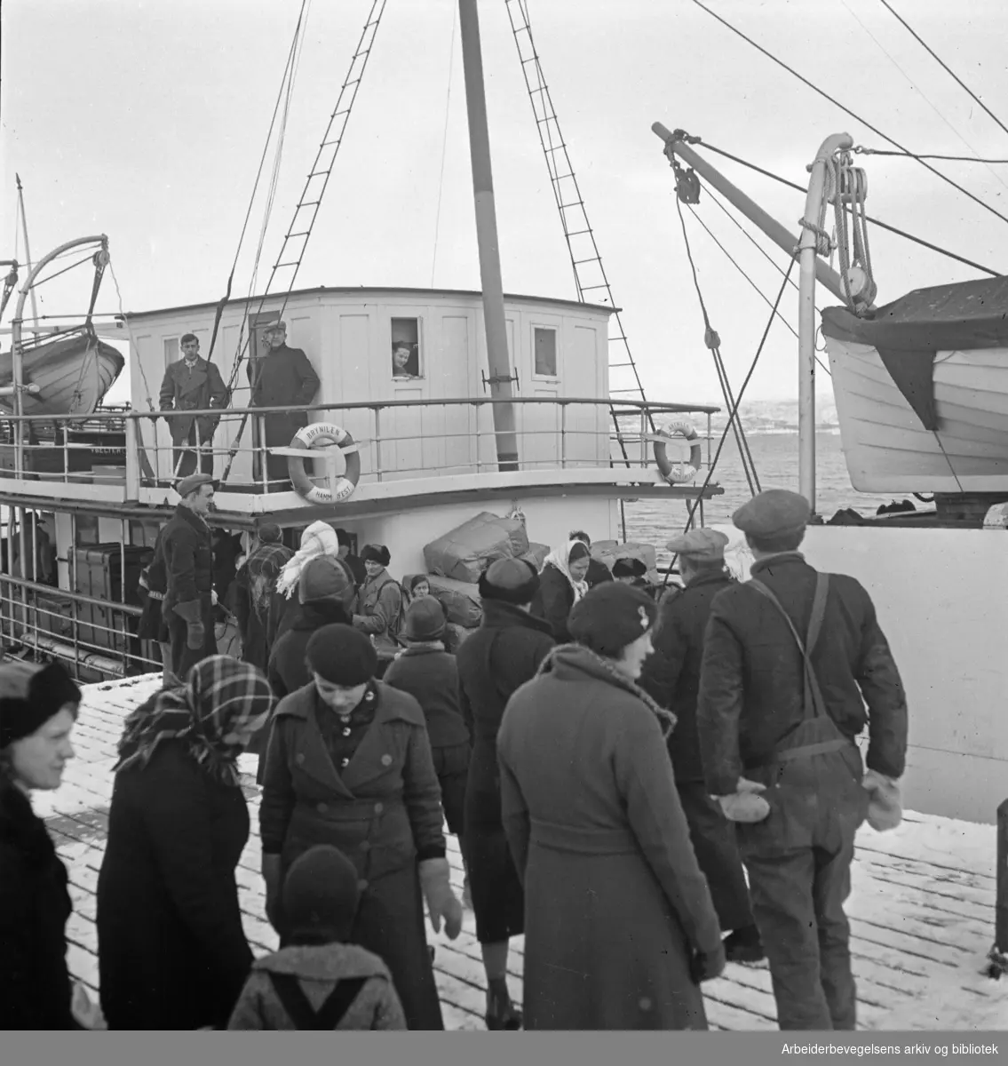 Markedsbåten legger til kaia i Bukta. Vårmarked i Bossekop, 1939.