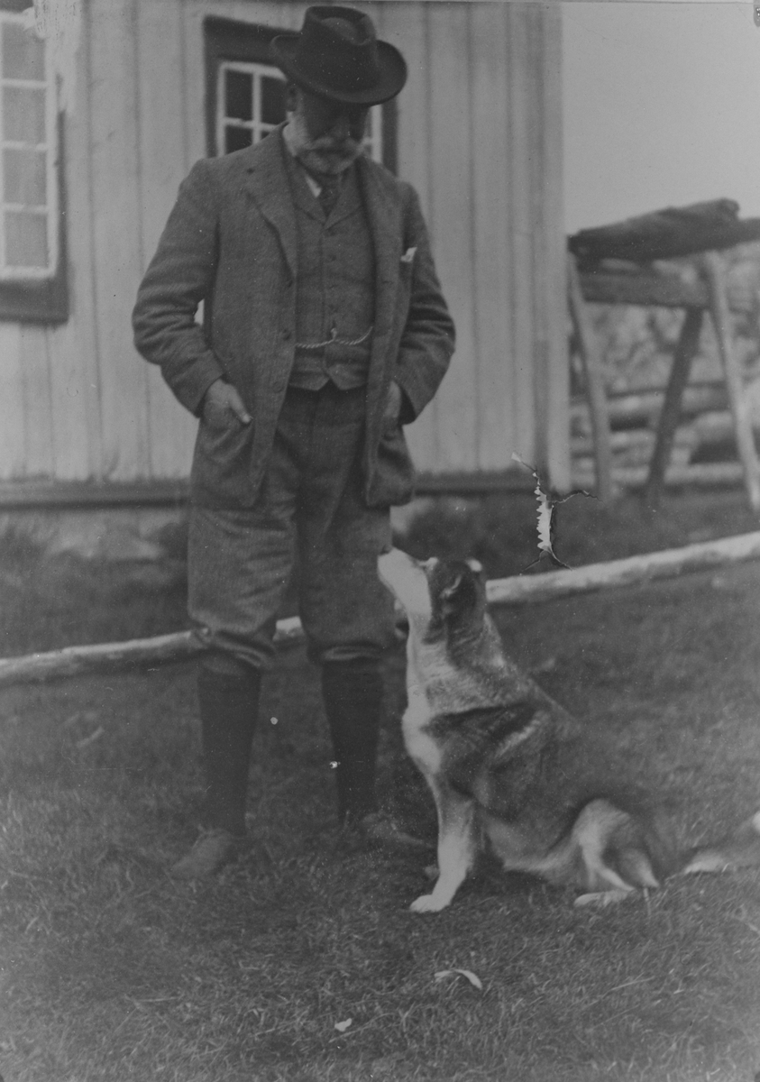 Portrett. Hus/bygning. Bildet viser general Sir James Edward Blackwell (1838 - 1915) avbildet med sin hund på Svankild, Kvenvær, 1899.