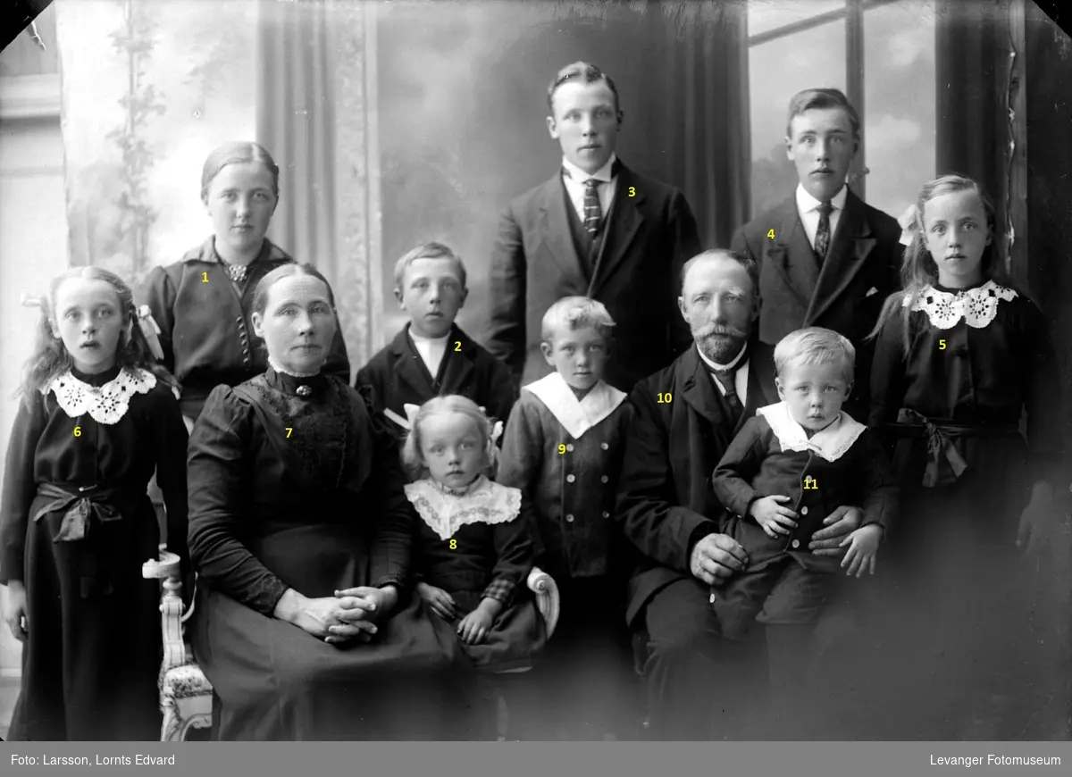 Gruppebilde av familien Hanna Berntine og Oluf Olsen Reinsberg ca. 1915, Vinne i Verdal