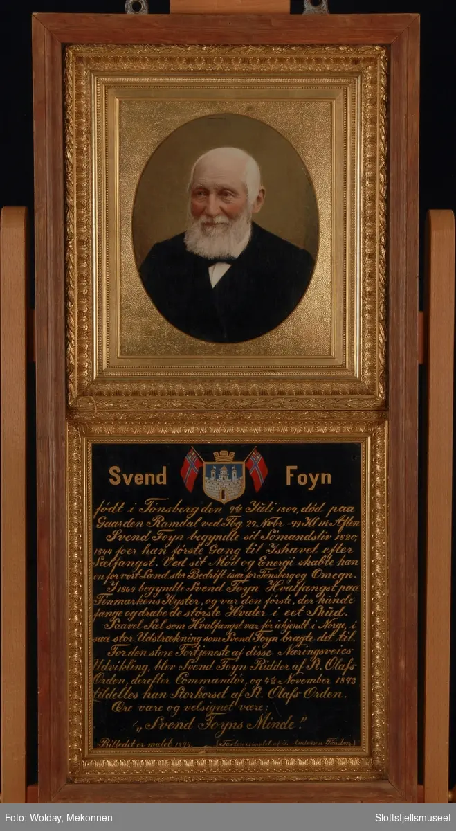 To bilder satt sammen i en ramme: 1) portrett av Svend Foyn øverst og 2) tekst skrevet med gullskrift på svart nederst