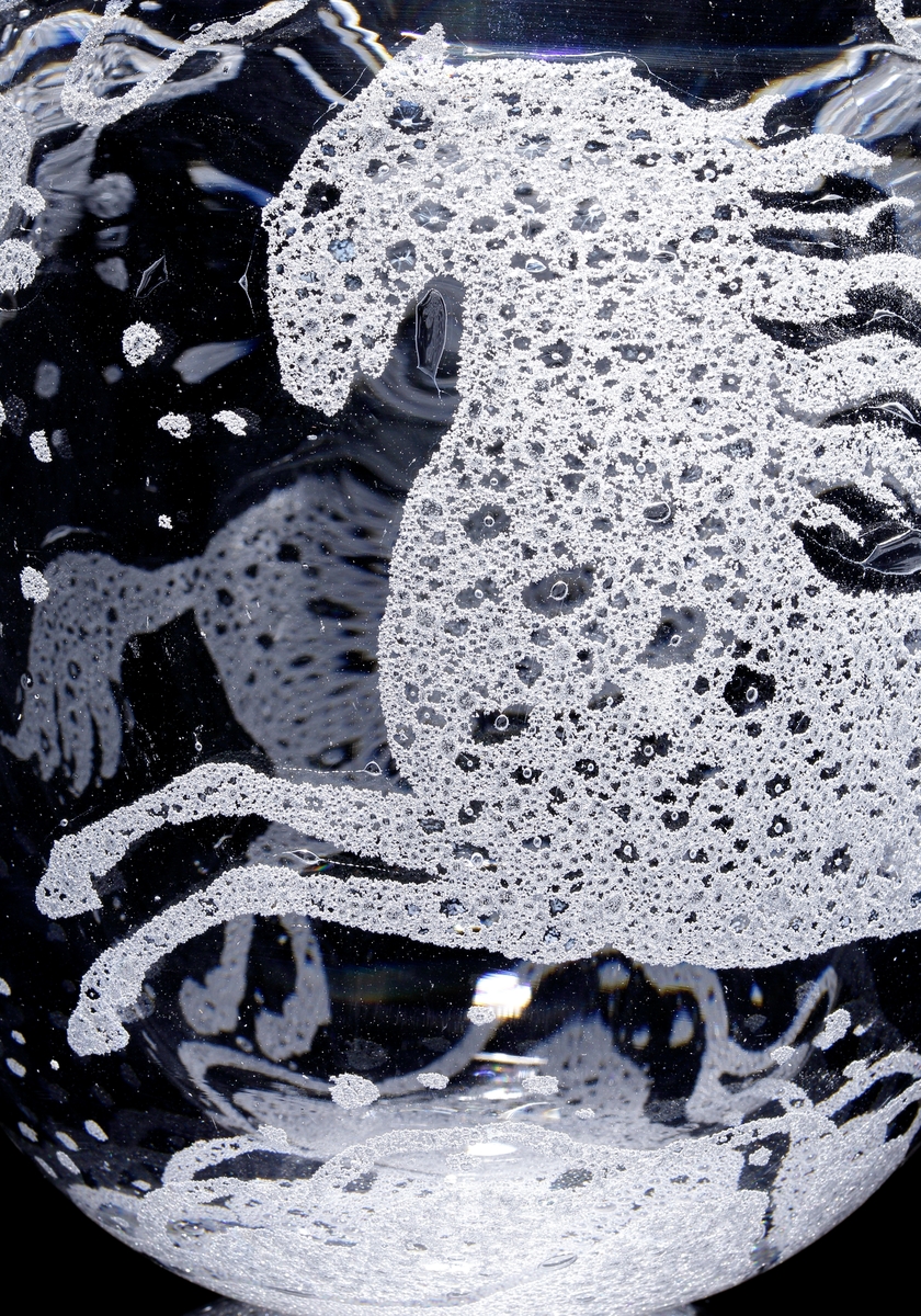 Vas "Mykene" av Vicke Lindstrand med mönster i form av en galopperande häst i "mykene-teknik".