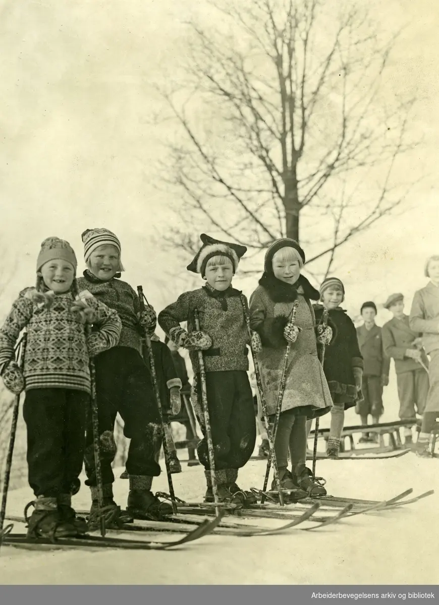 Barn på ski. Oslo. 1930-tallet.