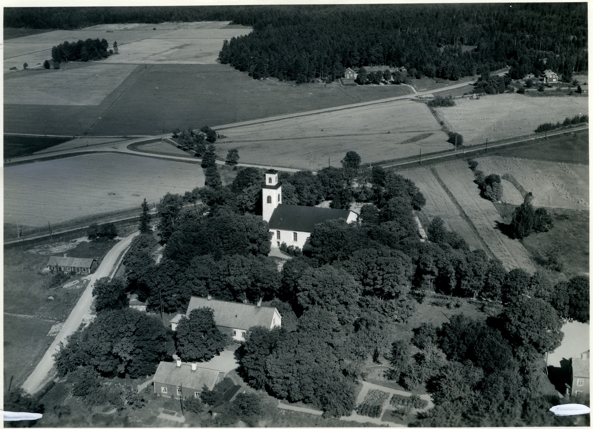 Flygfoto över Björskogs kyrka och Björskogs prästgård.
