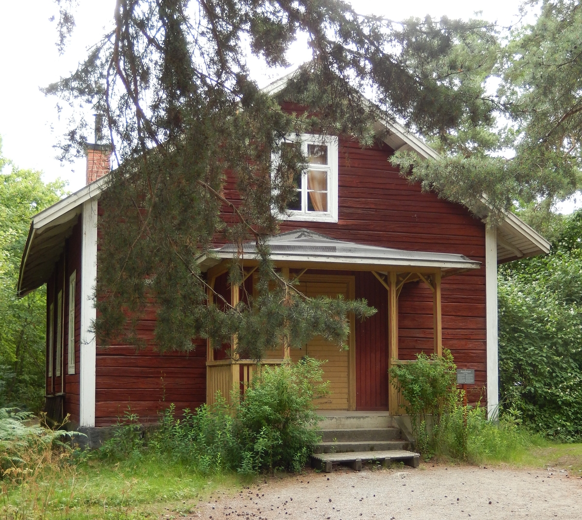 Missionshuset på Skansen är en timrad byggnad i en våning med sadeltak, klätt med spån. Fasaden är målad med röd slamfärg, snickerierna med vit linoljefärg. Ingången är placerad på gaveln och försedd med en veranda målad med gul linoljefärg.

Missionshuset uppfördes 1898 i en skogsglänta mellan gårdarna Svenshult och Rättvisan, Godegårds socken i Östergötland. Byggnaden återuppfördes på Skansen 1978.