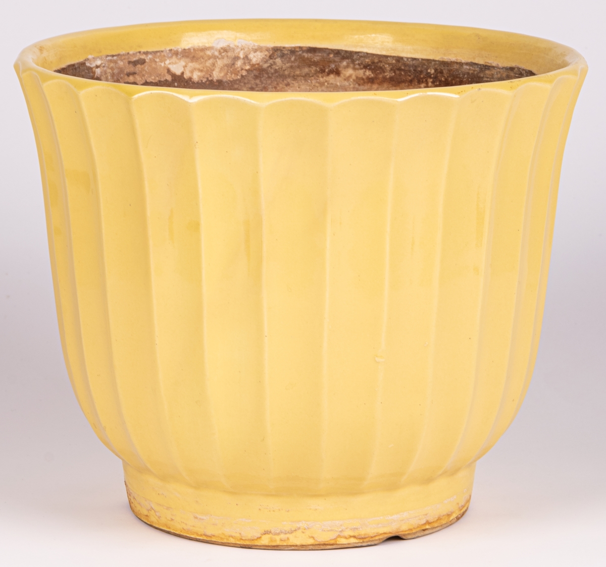 Blomkrukan Tellus i gul glasyr, tillverkad vid Bo Fajans, formgivare Ewald Dahlskog. Märkt Tellus 10 på undersidan vilket betyder storlek 10 (av 11).