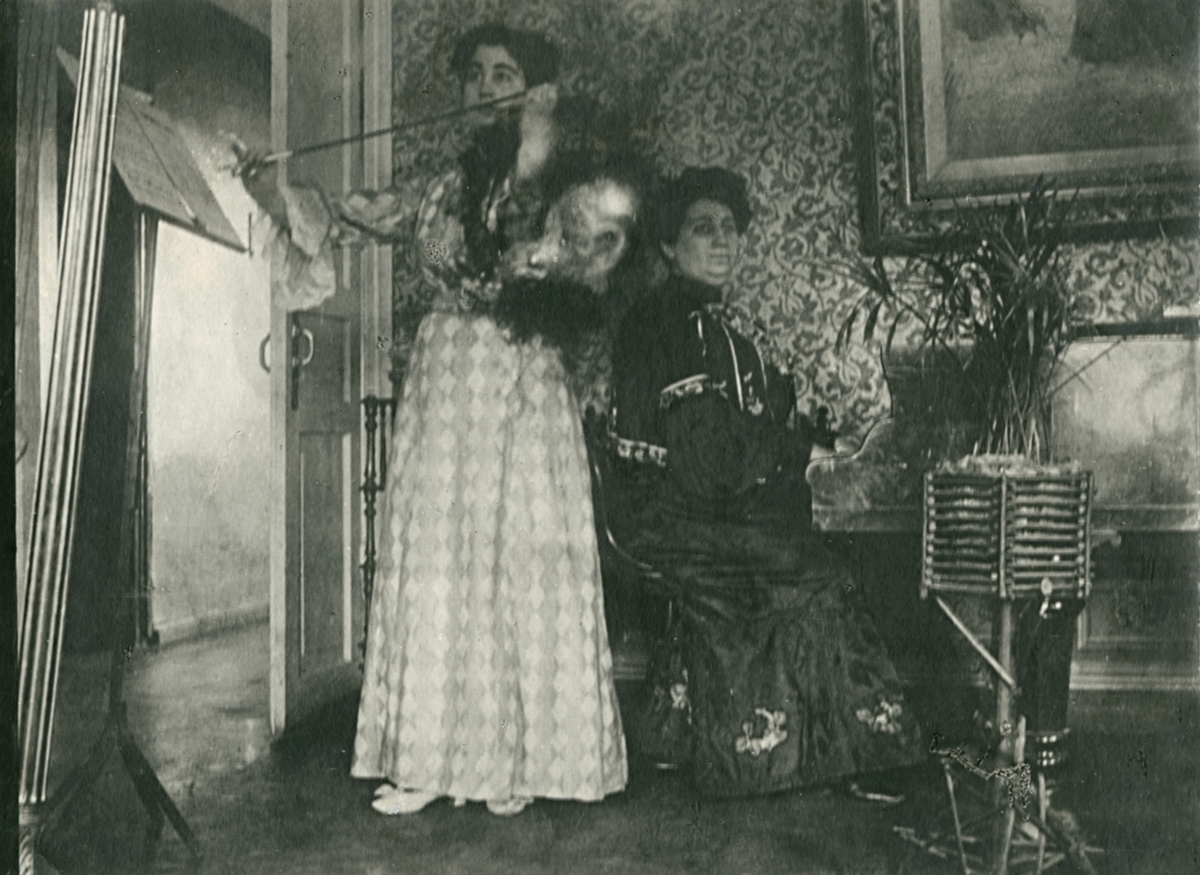 Valentine spiller fiolin akkompagnert av moren Sophia Rostin. Valentine er nr. 2 i søskenflokken Rostin, og nest eldste datter.