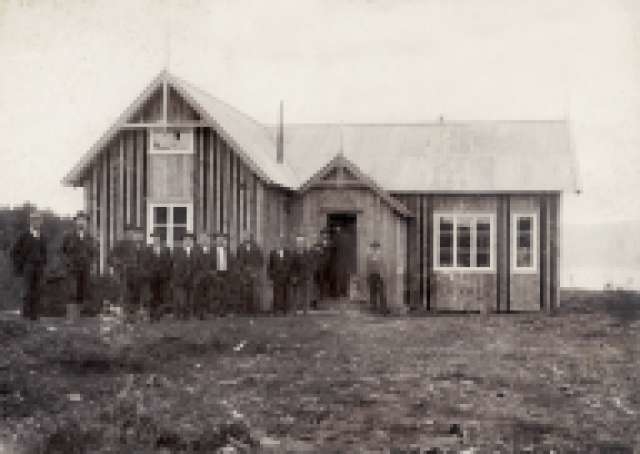 Schaktmästarbostaden i Abiskojokk. Exteriör, gruppbild av män framför huset.