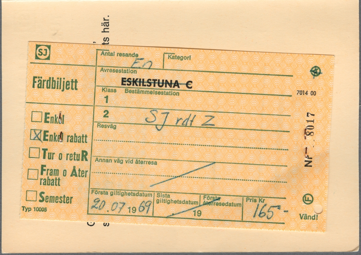 Rundtursbiljett för en resande i tur Z Stockholm-Härjedalsturen. Färdbiljetten var av typen enkel rabatt och kostade 165 kronor. Första giltighetsdatum var 1969-07-20 och biljetten var giltig i två månader. Biljetten är klippt på följande delsträckor: Stockholm C-Östersund C, Östersund C-Funäsdalen, Funäsdalen-Stockholm C, Tillberga-Västerås C, Västerås C-Tillberga och Sundsvall C-Härnösand. De sträckor som ej är klippta är:  Funäsdalen-Fjällnäs, Fjällnäs-Funäsdalen, Funäsdalen-Bruksvallarna, Bruksvallarna-Funäsdalen och Härnösdand-Sundsvall C.