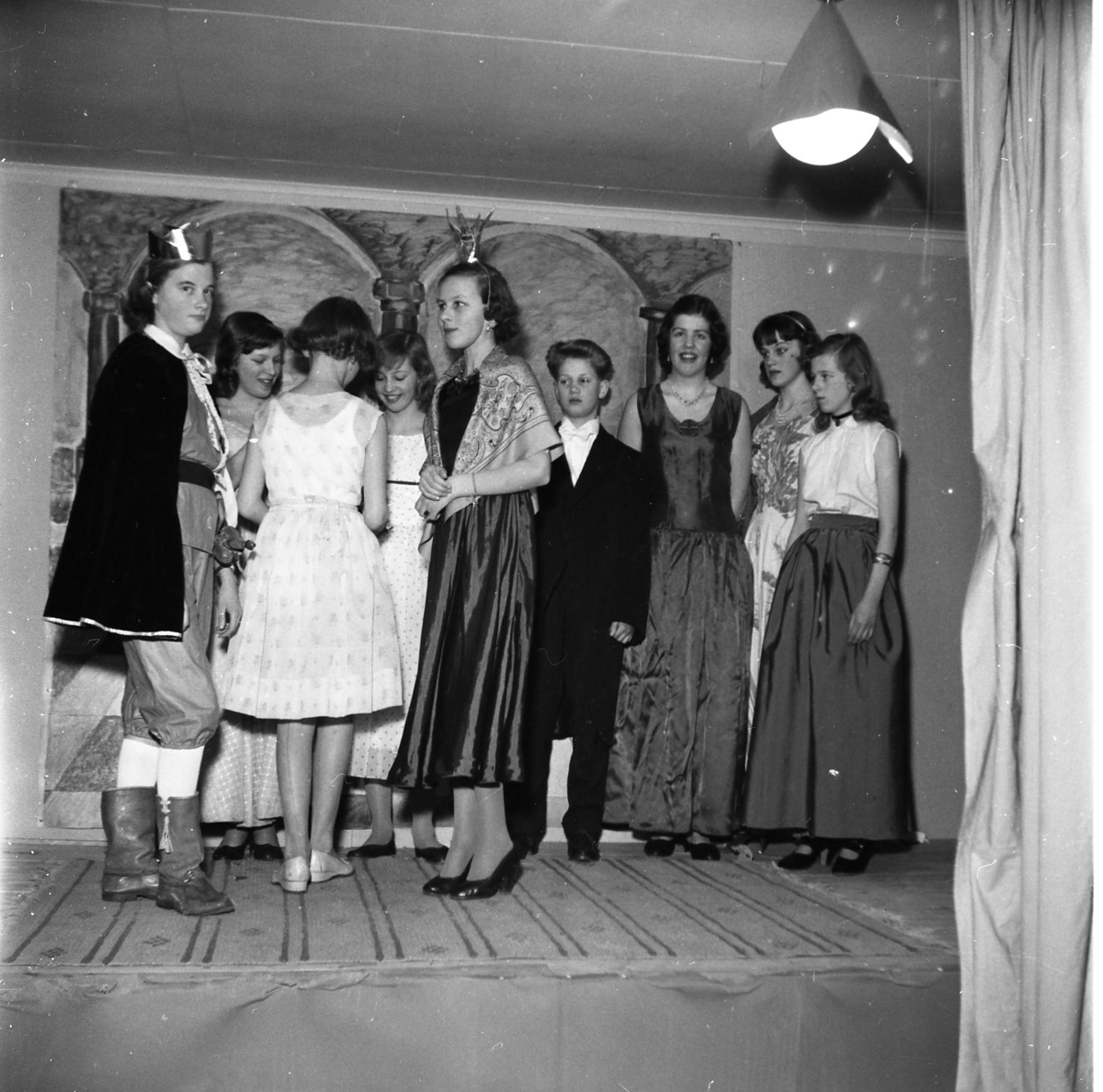Flickor och pojkar står på en scen klädda för framförande av något skådespel. Från vänster Sylvia Berggren och Gerd Lago. Från höger Gunilla Dahlström, Kristina Ekström, Gudrun Fager, Kaj Johansson samt Ingrid Adolfsson.