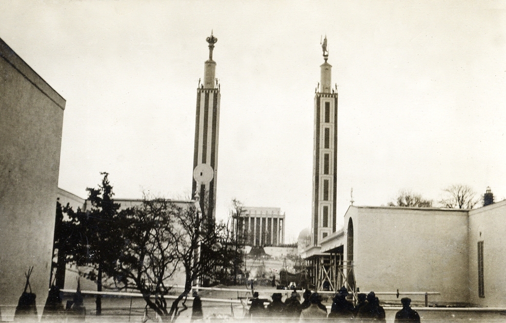 Den s.k. Göteborgsutställningen 1923 med den s.k. Stora gården, under uppförande. I bakgrunden syns de s.k. minareterna och Minneshallen.
Under foto text: " - Göteborg - ".