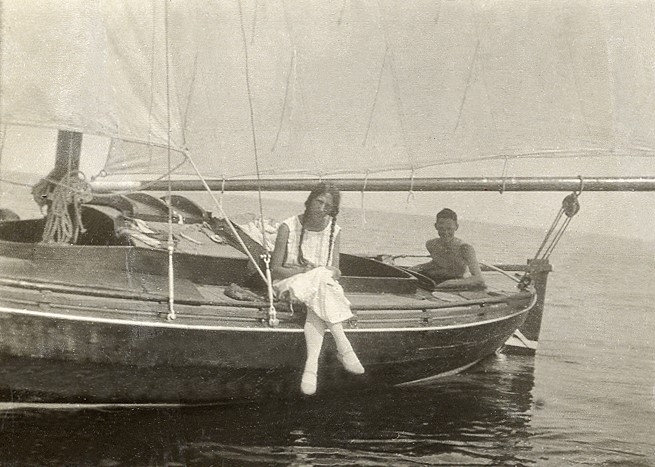 En ung man och en dito kvinna på en segelbåt.