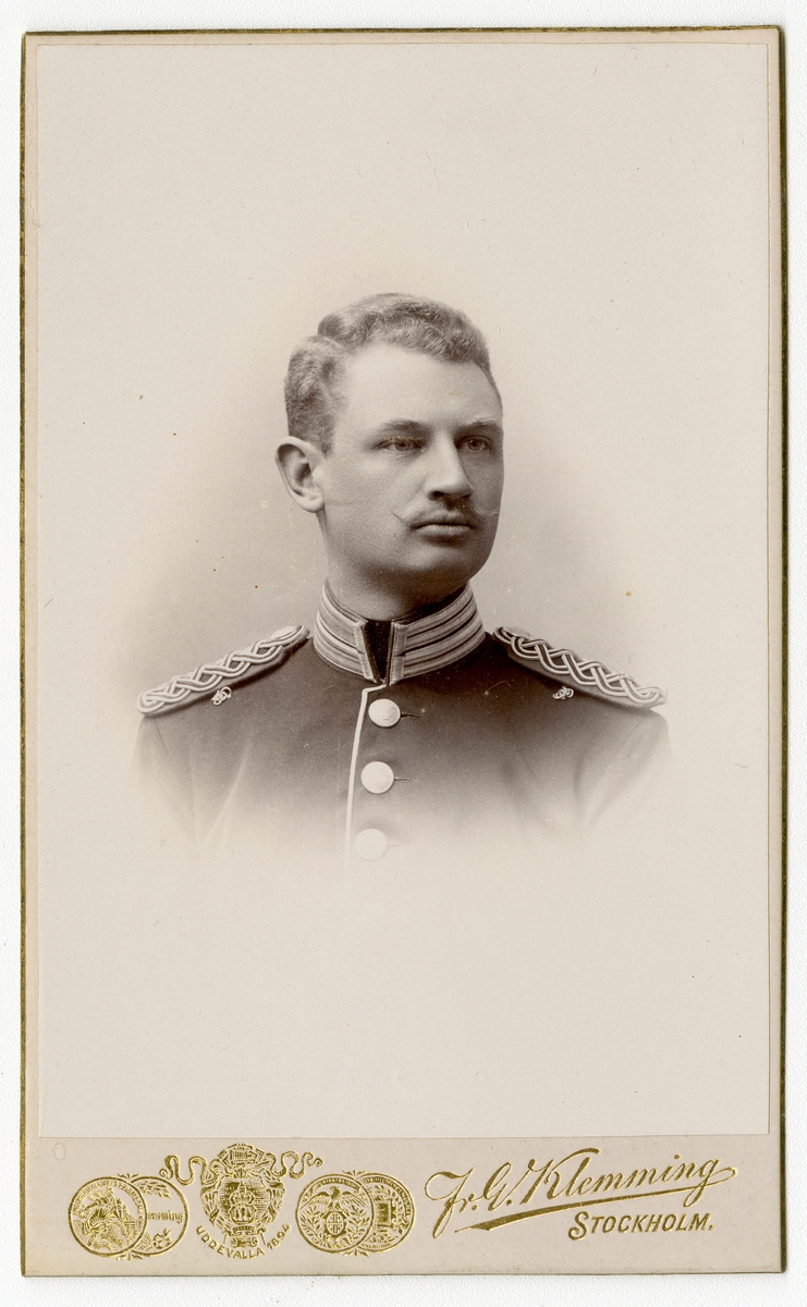 Porträtt av Ernst Torsten Sigfrid Liljedahl, officer vid Första livgrenadjärregementet I 4.

Se även bild AMA.0009534 och AMA.0009550.