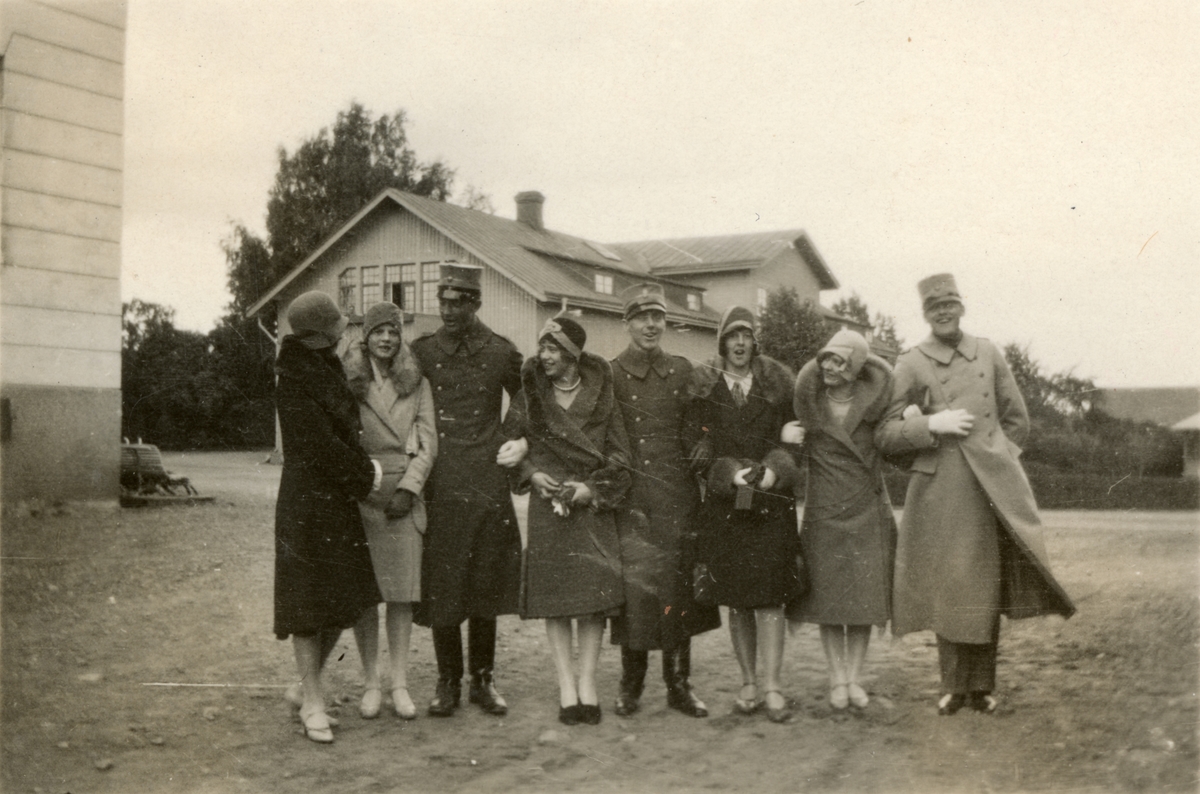 Text i fotoalbum: "Fältingenjörskolan i Eksjö, sept 1929". Gruppbild.