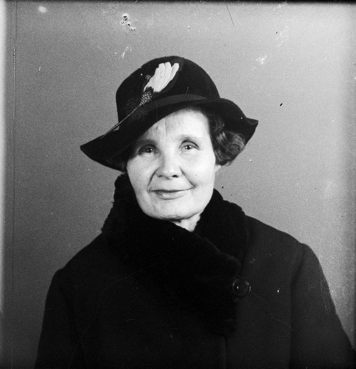 Ateljéporträtt - Ingeborg Jansson från Bergsäter, Östhammar, Uppland 1936
