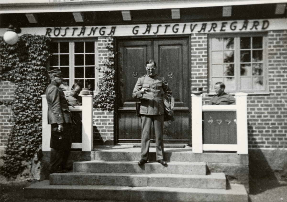 Text i fotoalbum: "1936 juni. Intendentur-fältövningen i Röstånga. Nilsson, Landgren, Krus*".
