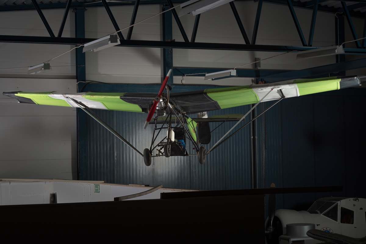 Ultralätt flygplan, så kallad Weedhopper. Ensitsigt propellerflygplan med fast landställ. Flygplanet är uppbyggt av stålrör och har tygklädda vingar.