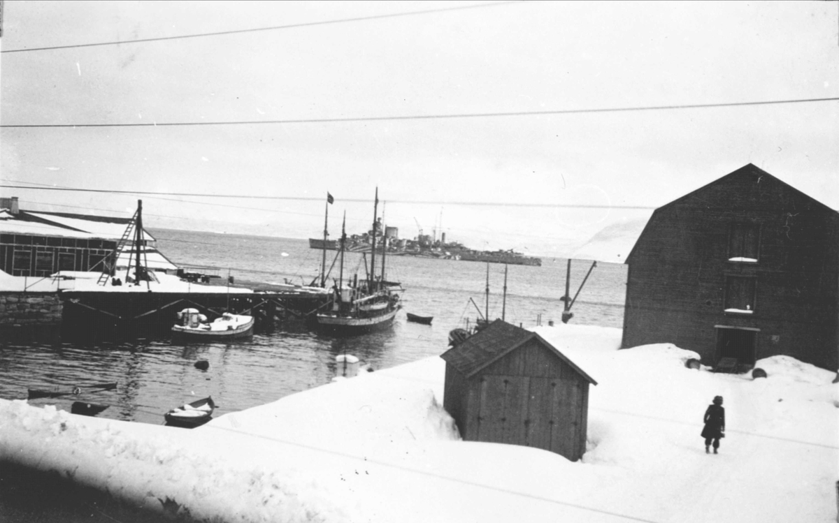 Alliert krigsskip på havna i Harstad. Kaimiljø i forgrunnen.