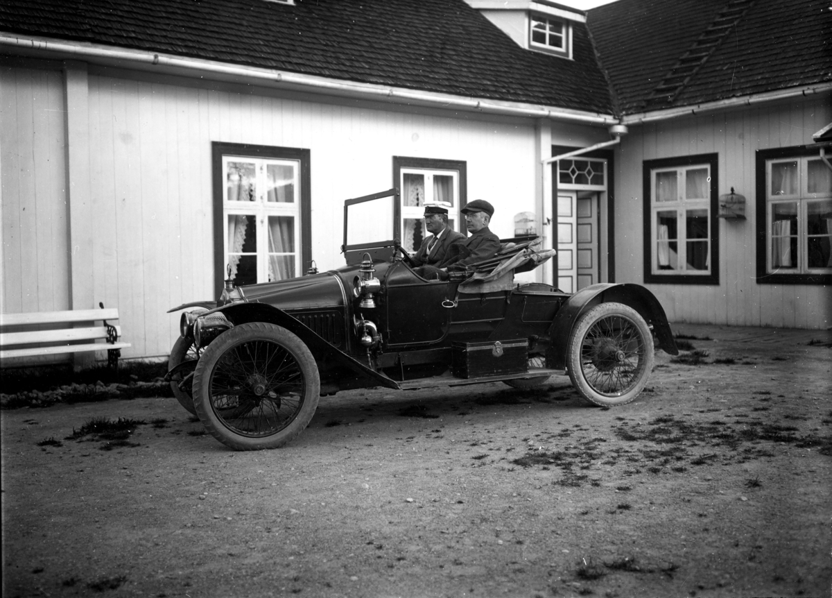Doktor Otto Mejlænder (ved rattet) med en mann i bil Minerva Kria 585 1913