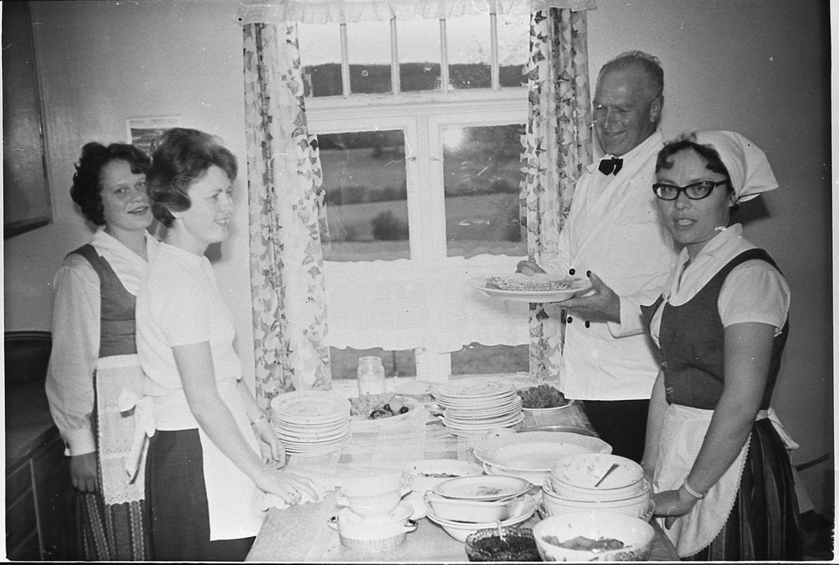 Konfirmasjon på Øverby, ca. 1956. Kjøkkenpersonale fra venstre: Astri Bjørndalen, Aud og Torun Bakke og Kristian Flaget.