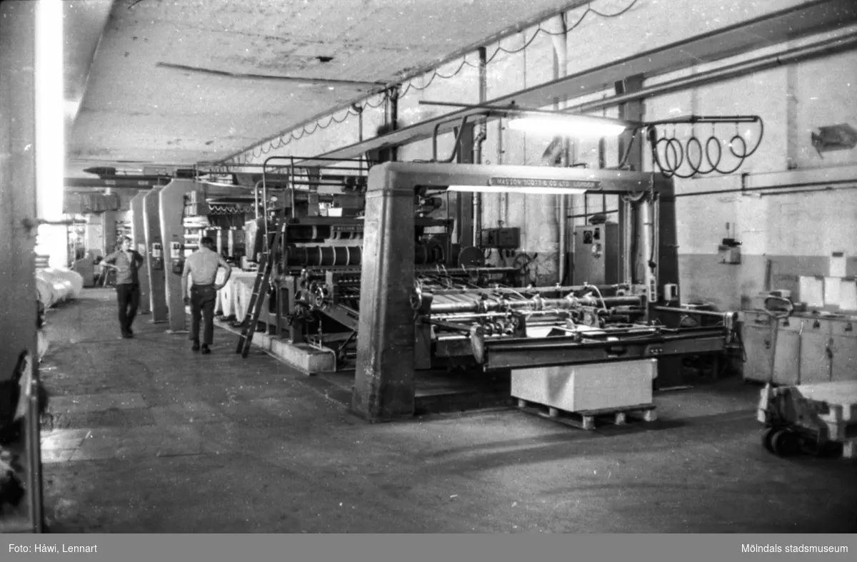 Män i arbete på pappersbruket Papyrus i Mölndal, hösten 1970. Klipp 5, en arkmaskin. Här omvandlas pappret från rulle till ark på en pall.