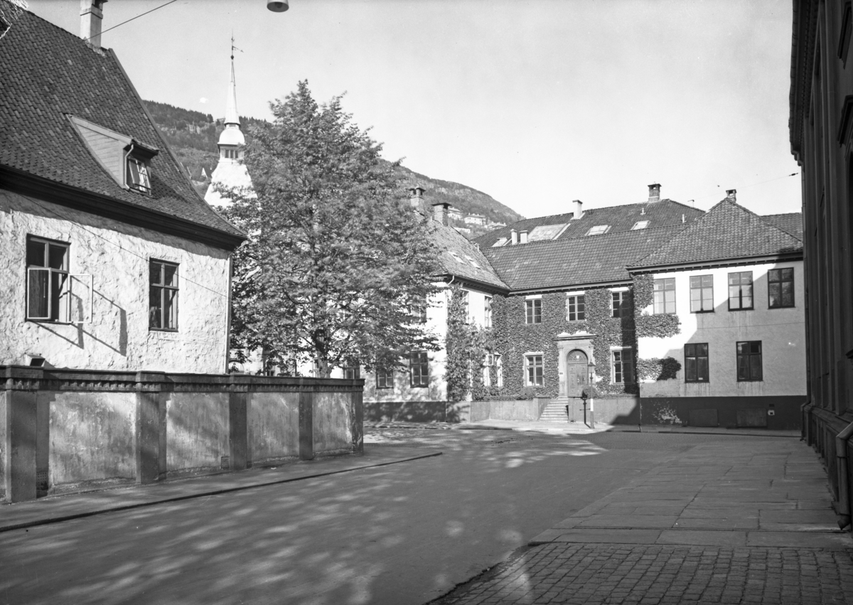 Fra Rådstuplassen. Rådstuen og Magistratbygningen, også kalt Det ...