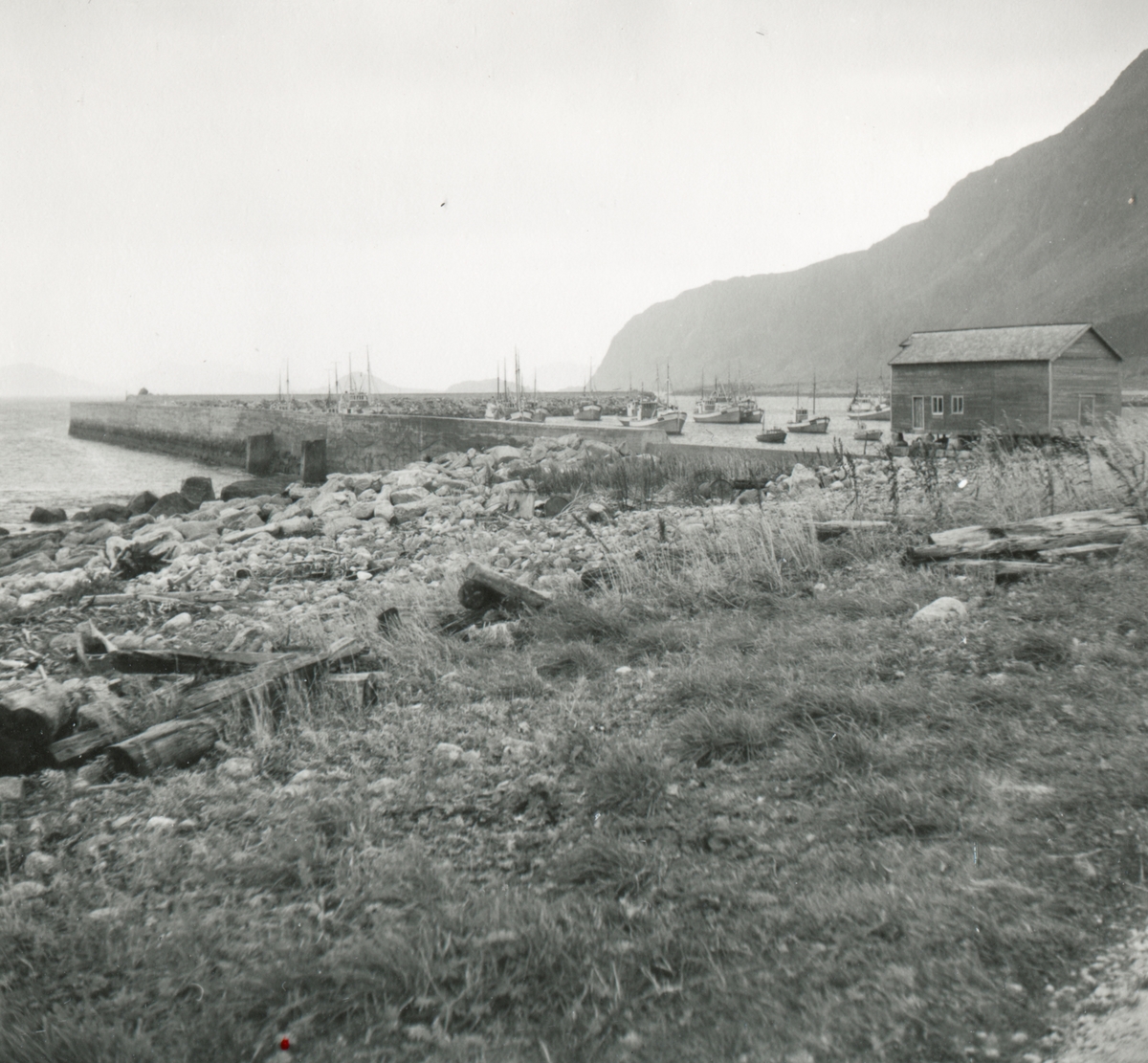 Oversiktsbilde av havneanlegget og moloen på Alnes, Godøy.