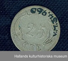 a) Danskt kopparmynt. 5 ØRE (öre).
 1874
. CHRISTIAN IX:s namnchiffer (teckning).
b) 25 öre (diameter 16 mm)