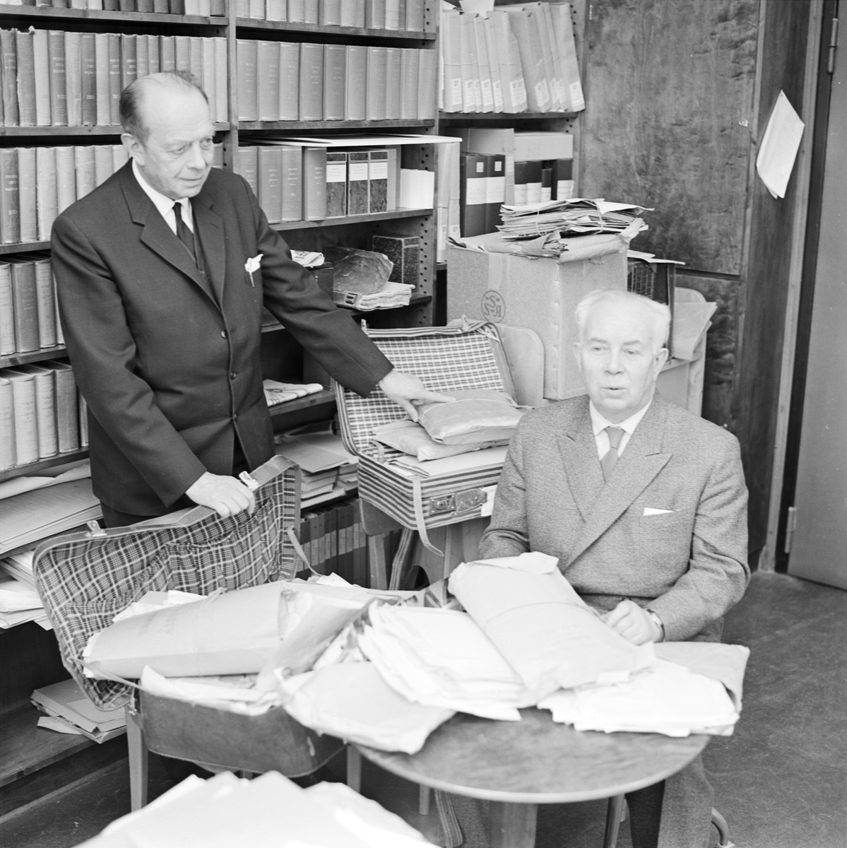 Carolina Rediviva, Ivar Lo Johansson och förste bibliotekarie G Holmgren, Uppsala, mars 1963