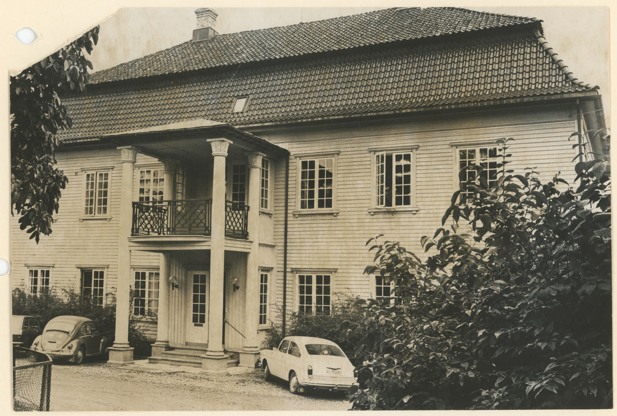 Hovedbygningen på Torderød gård, ca. 1960, to bilder.