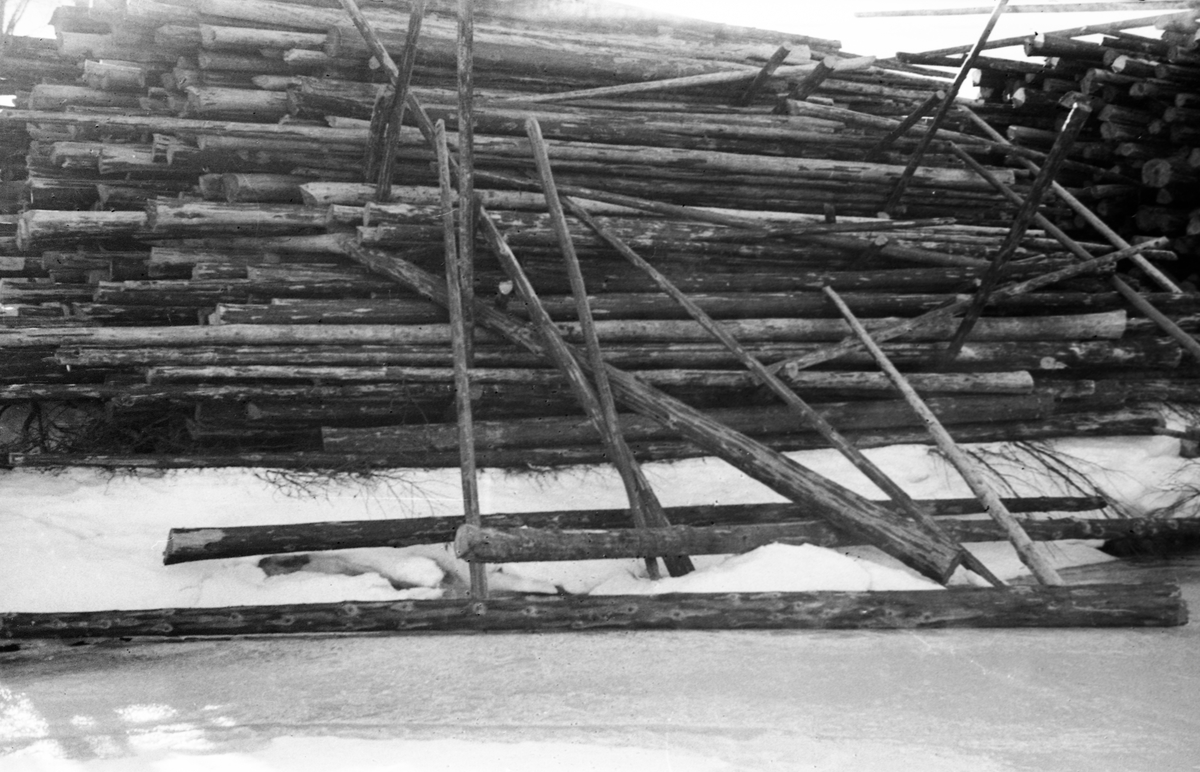 Borregaards tømmervelte ved Steinvik i Stor-Elvdal vinteren 1950.  Fotografiet er tatt fra sida, og det viser hvordan den store velta, som opprinnelig må ha vært opplagt på elvebakken, delvis har rast ut på isen.  Fotografiet er tatt på seinvinteren, og det illustrerer også hvordan det underste virket på isen periodevis fryser inne i overflatevann. 