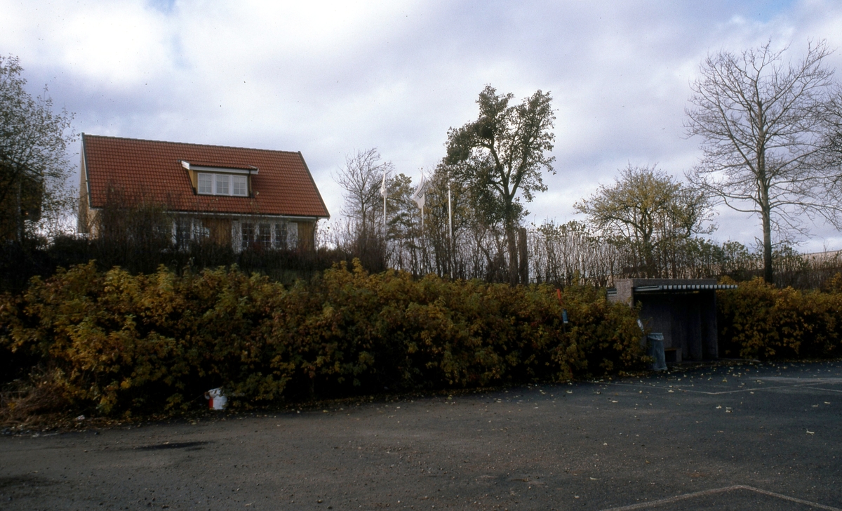 Ekan 1:1 år 1981. Tomtplatsen för Ekans gård som brändes ner 1972 då IKEA byggdes. Huset låg ovanför häcken. Villan är ett tillfälligt visningshus från Modulent.