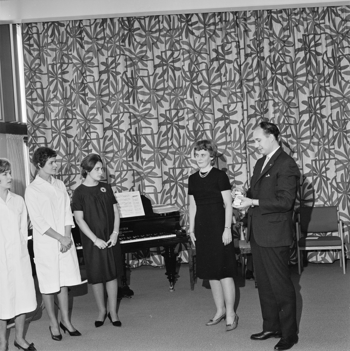Akademiska sjukhuset, operationssköterskors kursavslutning, Uppsala, november 1964