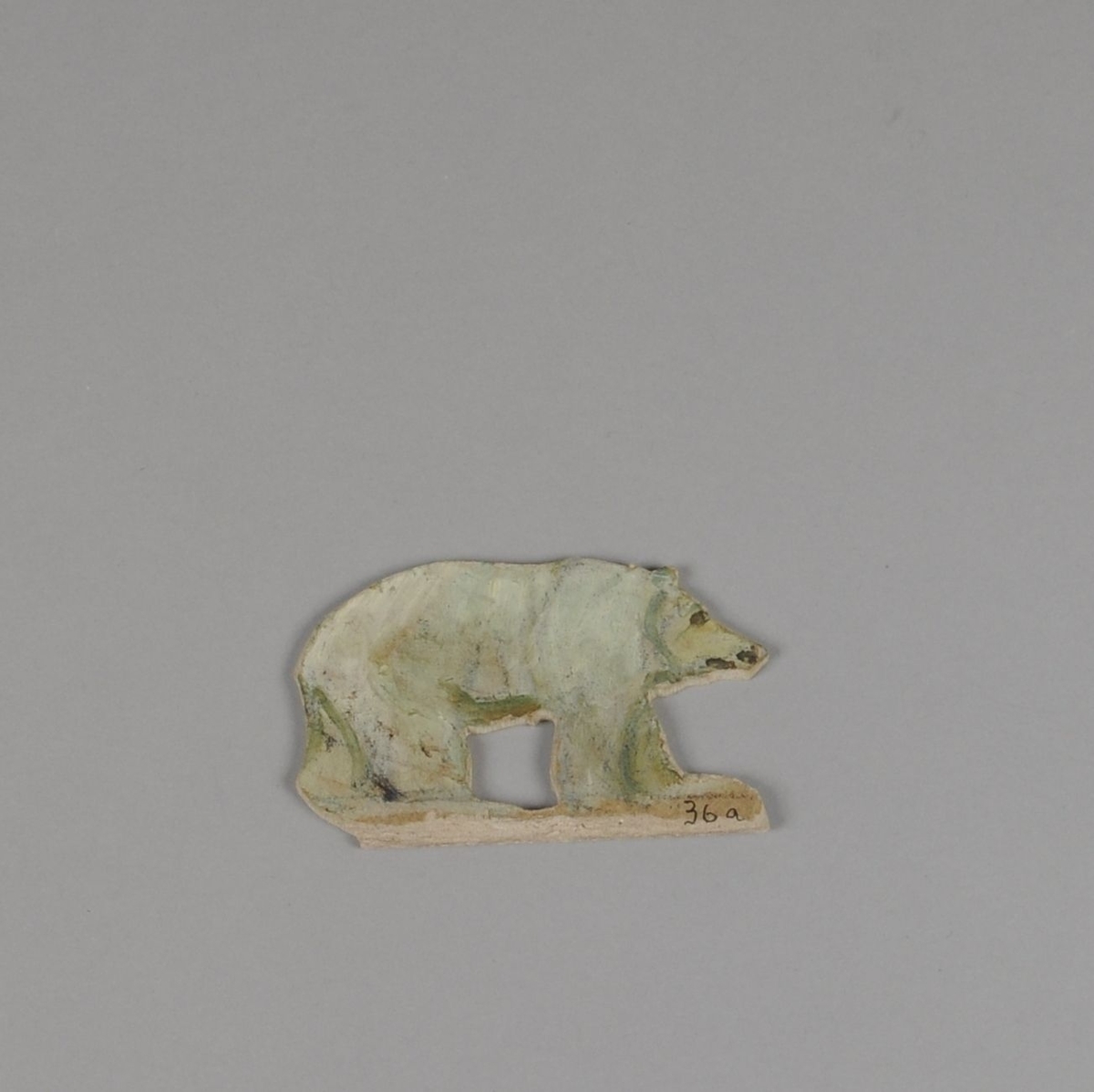 To figurer av papp. Figur 36a forestiller isbjørn, figuren er malt på begge sider. Figur 36b forestiller to isbjørner og en brunbjørn.