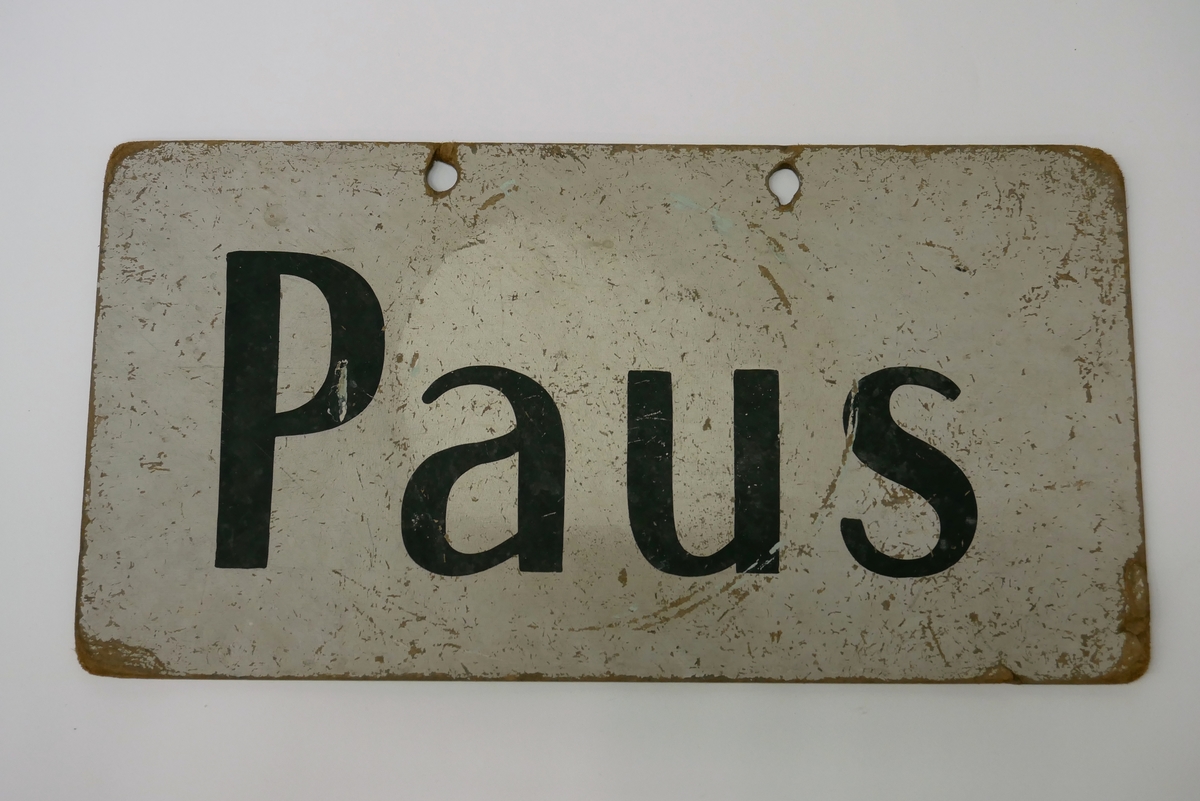 Skylt med texten "Paus" från dansbanan på Alingsåsparken.