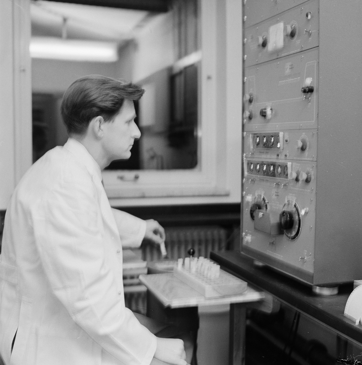 Biokemiska institutionen, docent Bo G Malmström mäter radioaktiva isotoper, Uppsala, januari 1960