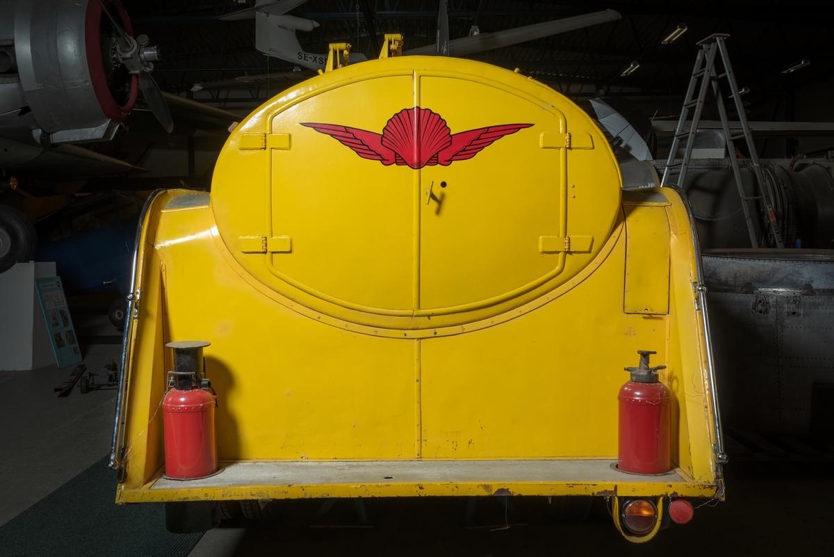 Tankbil, treaxlad av märket Fordson Sussex. Svenska Shells logotyp är målad på fordonet.
