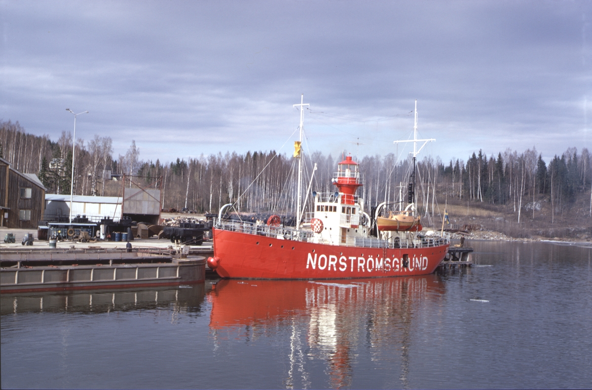 Fyrskeppet Nr 33 Sydostbrotten / Norströmsgrund vid Gustavsviks torrdocka.