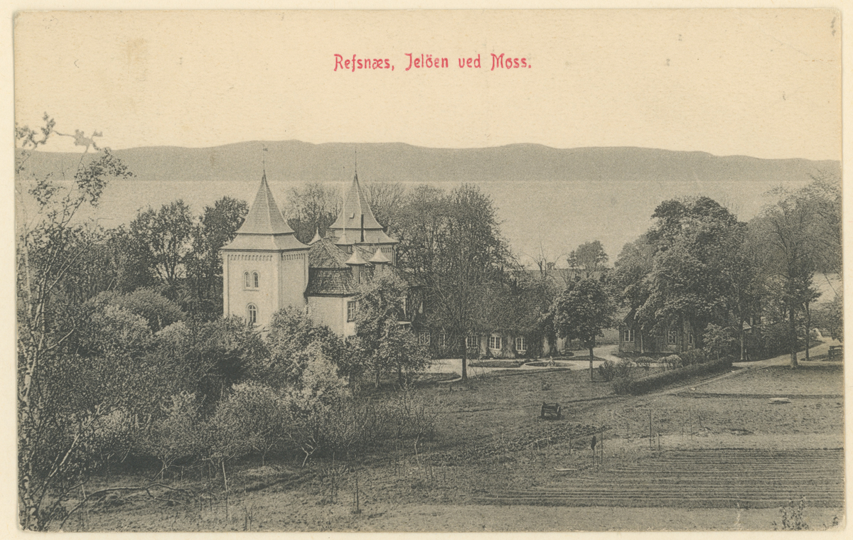 Refsnes Gods, ca. 1910. Tre bilder.

Bilde 1:
Postkort.
Tekst på bildet: "Refsnæs, Jelöen ved Moss."

Bilde 2:
Postkort.
Tekst på bildet: "Refsnæs, Jeløen, Moss".