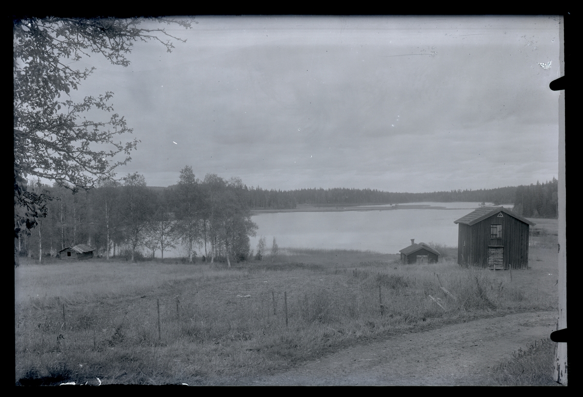 Uthus i landskap, ca 1910.