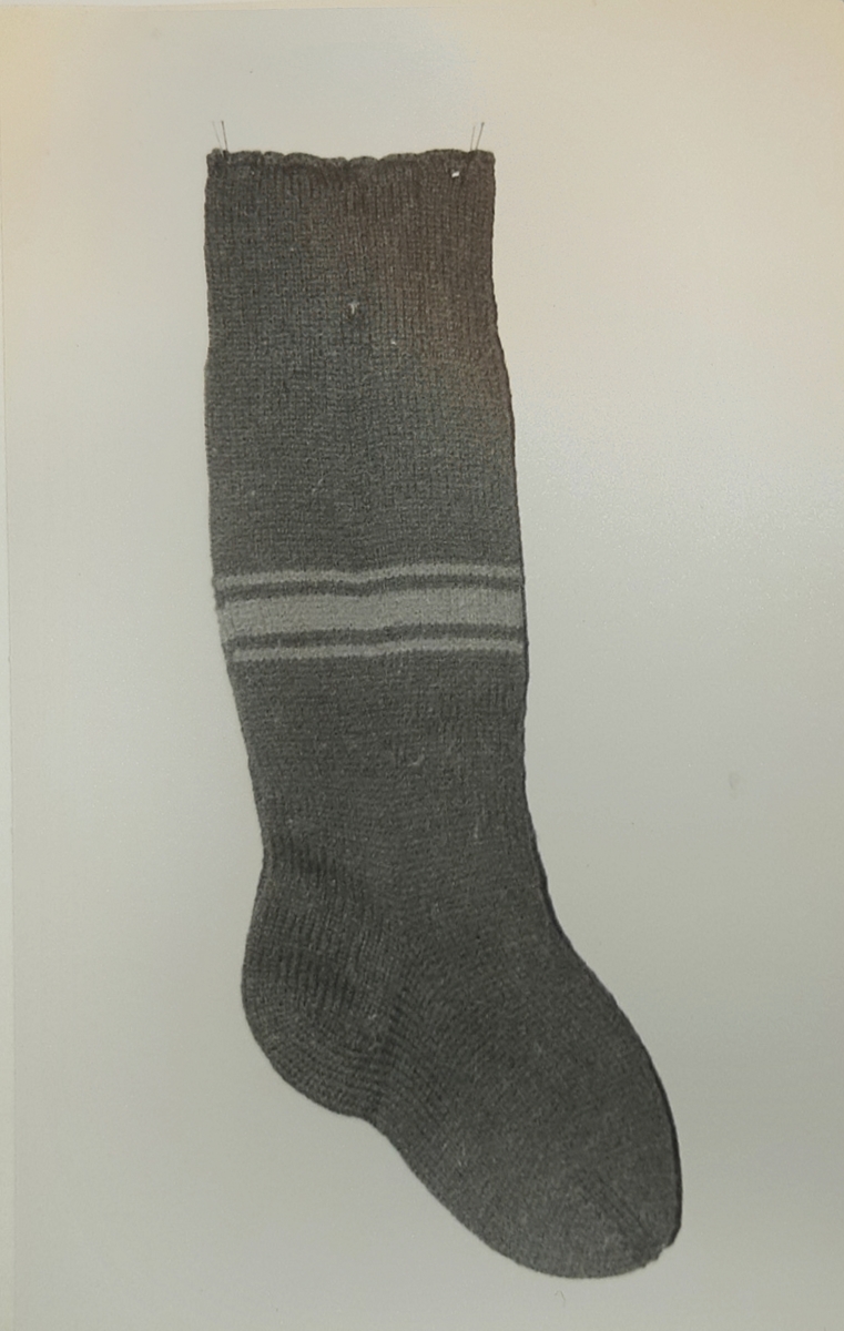 A-B: Ett par strikkede sokker, En  bred og to smale røde striper på ankelen