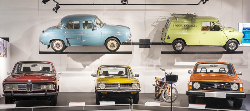 Bildet er fra Norsk kjøretøyhistorisk museum. Bildet viser diverse biler fra 70-tallet.
