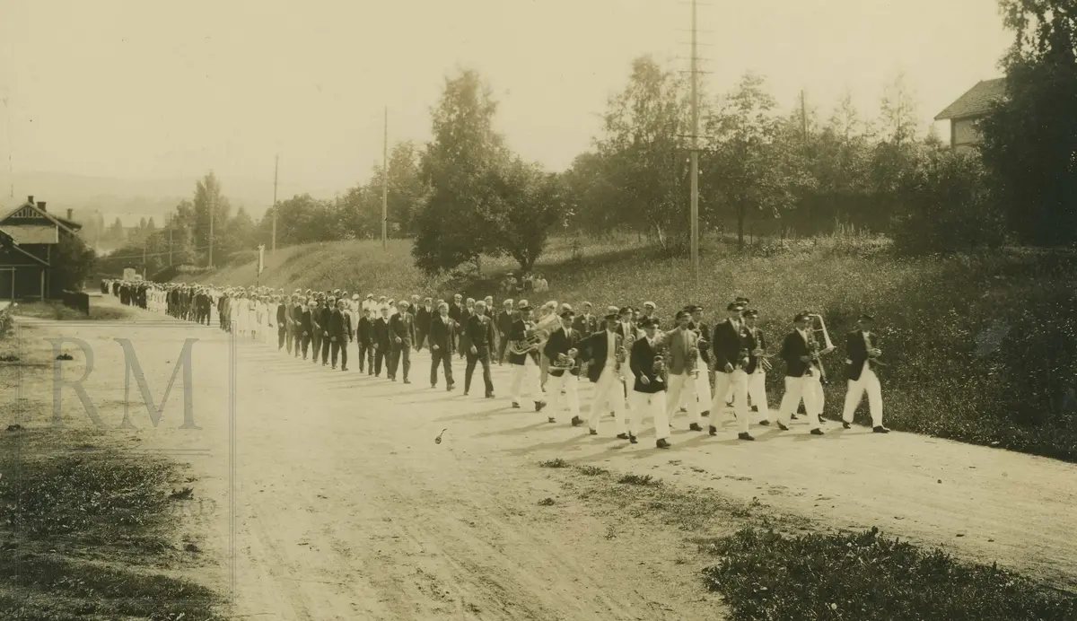 Lunner musikkforening marsjerer foran sangkorene ved Sangerstevnet i Lunner 1938.