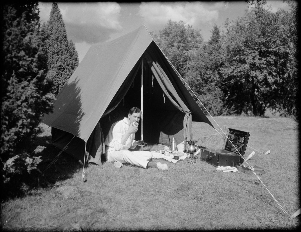 Josef Edhlund sitter och äter utanför tältet, Sverige