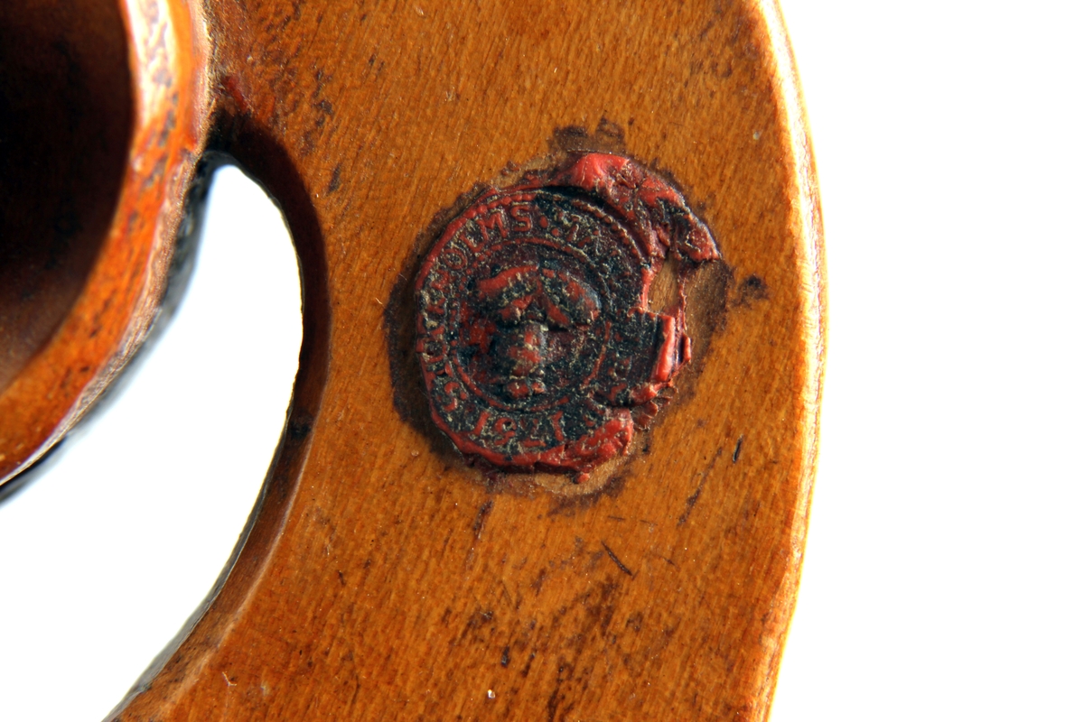 Violoncell tillverkad 1761 av Johan Öberg i Stockholm. På snäckans vänstra sida, ovanför stämskruvarna finns en hallstämpel kvar från 1761. Instrumentet märkt I.Ö.B. på instrumentets baksida.

Instrumentet renoverat och förset med nya detaljer. Stallet är bytt, en stämskruv är ny. Strängarna är inte original.