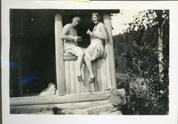 To jenter ved hyttegangen. Ingelsrudsjøen. Trolig 1930-tall.