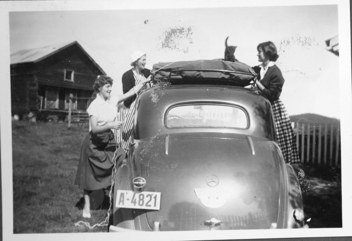 Kvinner på biltur, trolig etter andre verdenskrig.