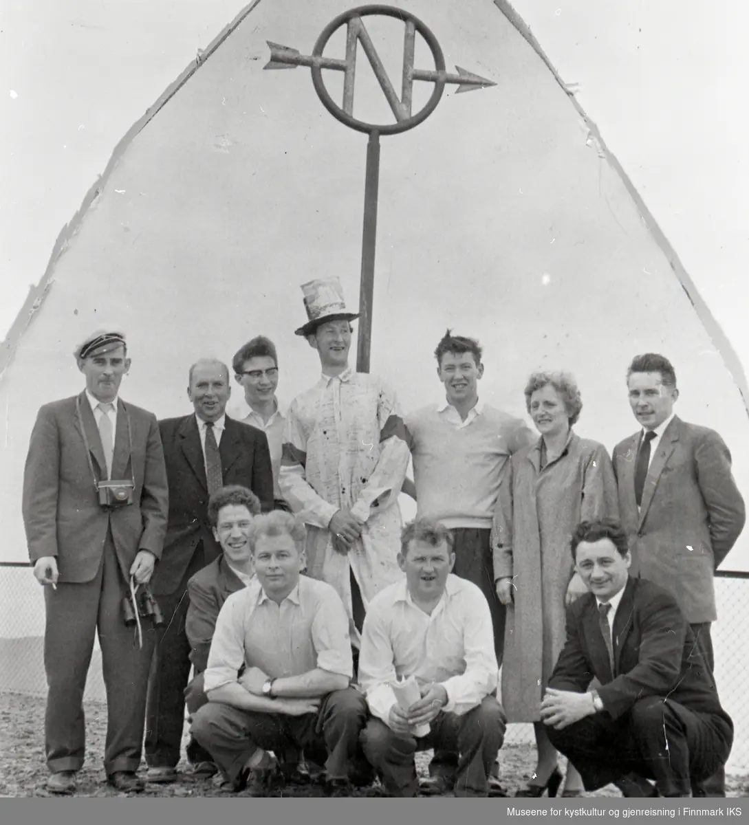Medlemmer av aksjonen for R/S "Skomvær II" ved Nordpilen på Nordkapp-platået. 1960.