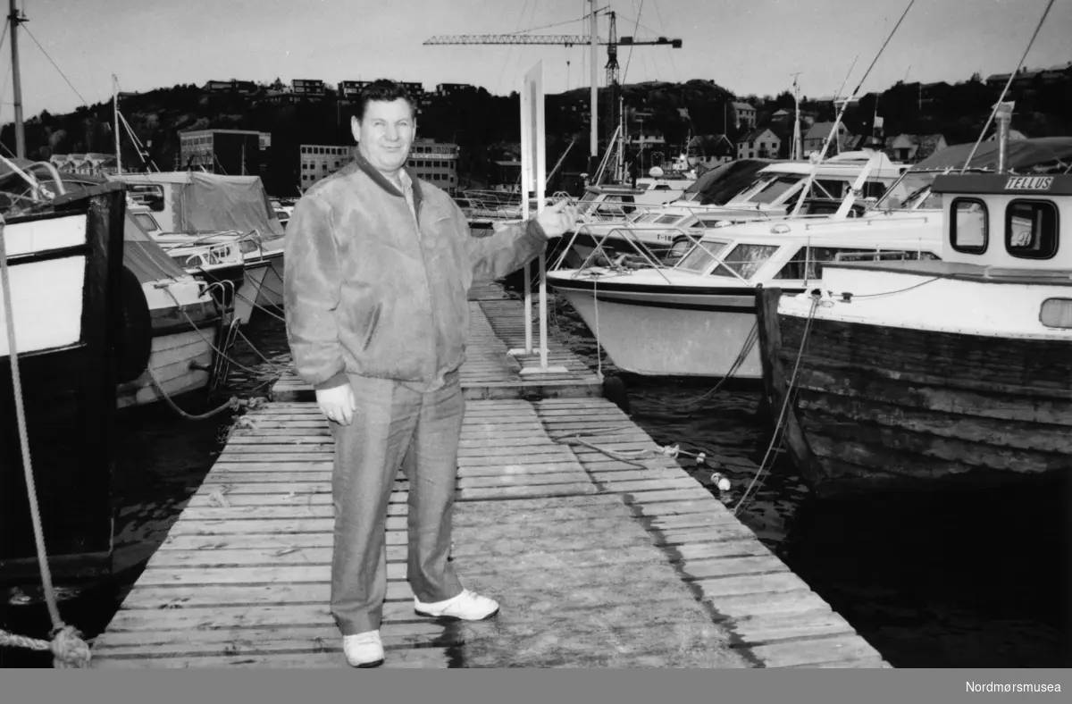 Jan Blikeng ved småbåthavna inne i Vågen, på Kirkelandet i Kristiansund. Bildet er fra avisa Tidens Krav sitt arkiv i tidsrommet 1970-1994. Nå i Nordmøre museums fotosamling.
