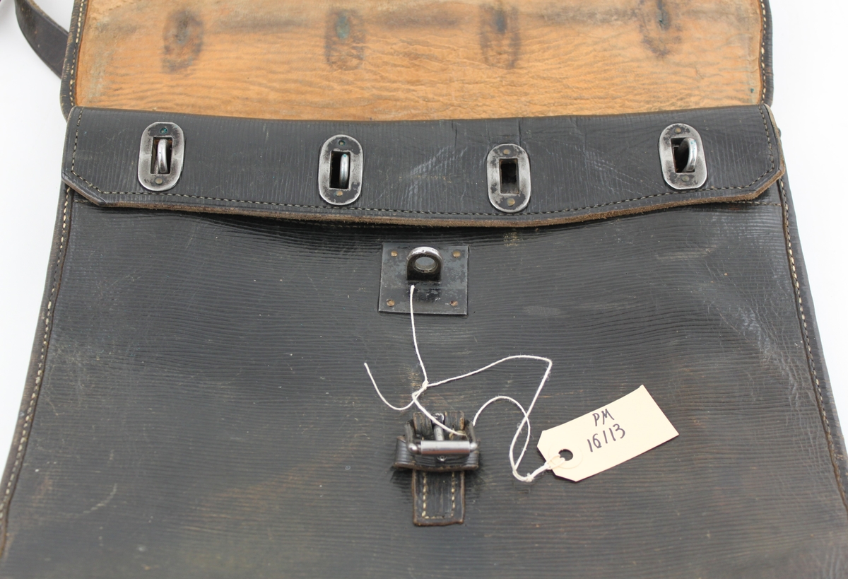 Postväska i läder med fyra öglor i överkant för låsning med låsten (varav en ögla saknas) samt en ögla straxt nedanför. Namnskylt på väskans klaff med inskription "Bistaborg".

Väskan är troligen använd såsom lösväska.