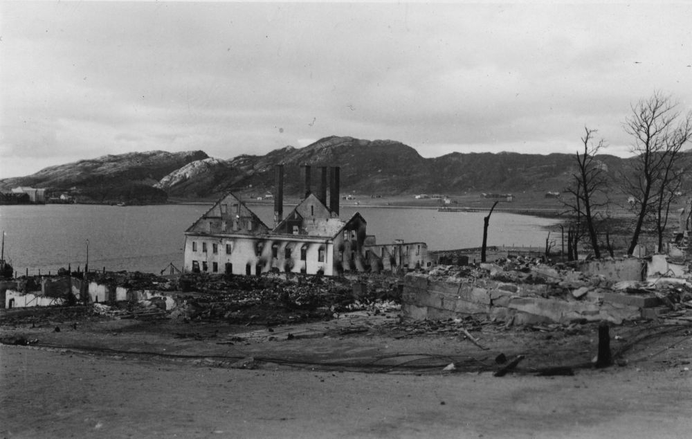 Seivåg Hermetikkfabrikk i Bodø i ruiner etter bombingen 27. mai 1940.